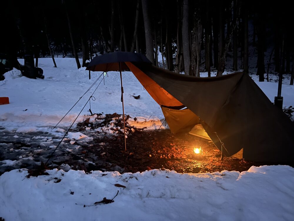 雪の中のテント