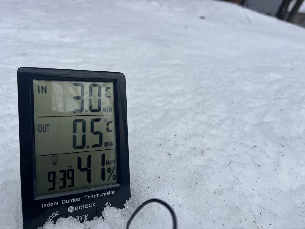 雪の上の温度計