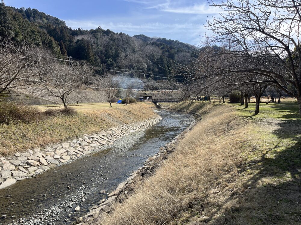 場内の川