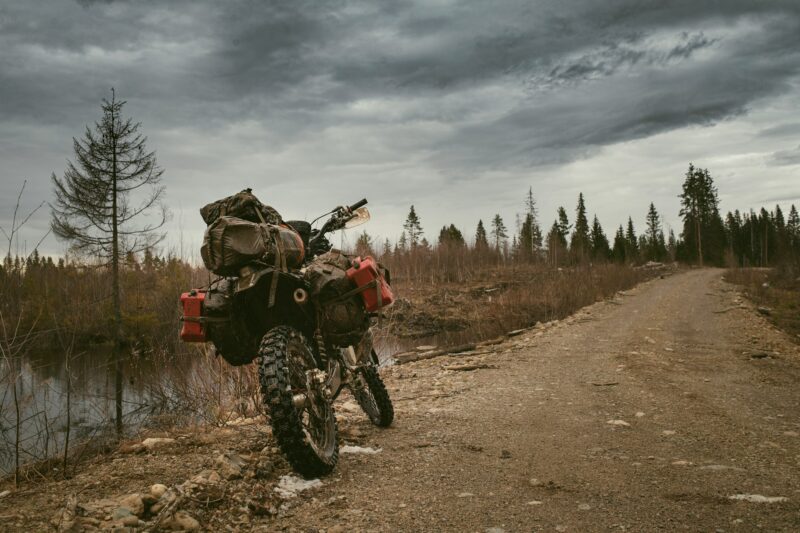 バイクにキャンプギアを積む方法