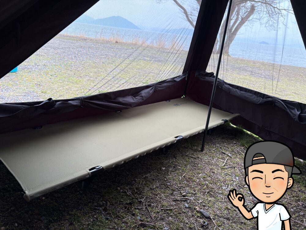 湖畔に向いたテント内コットの眺め