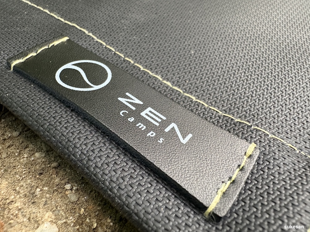 ZEN Campsのロゴタグのクローズアップ

