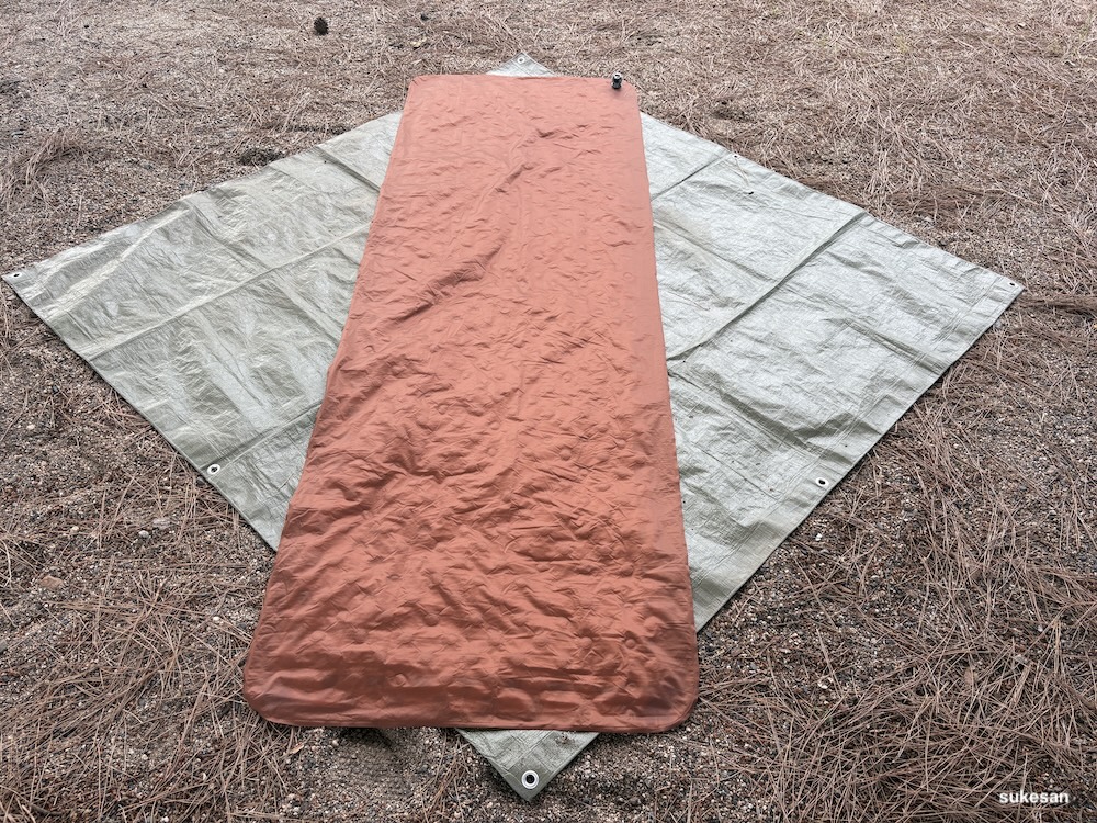 空気を抜いたキャンプ用エアマット