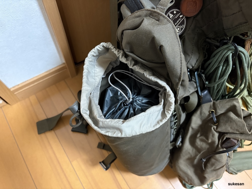 バックパックに収納されたエアマット