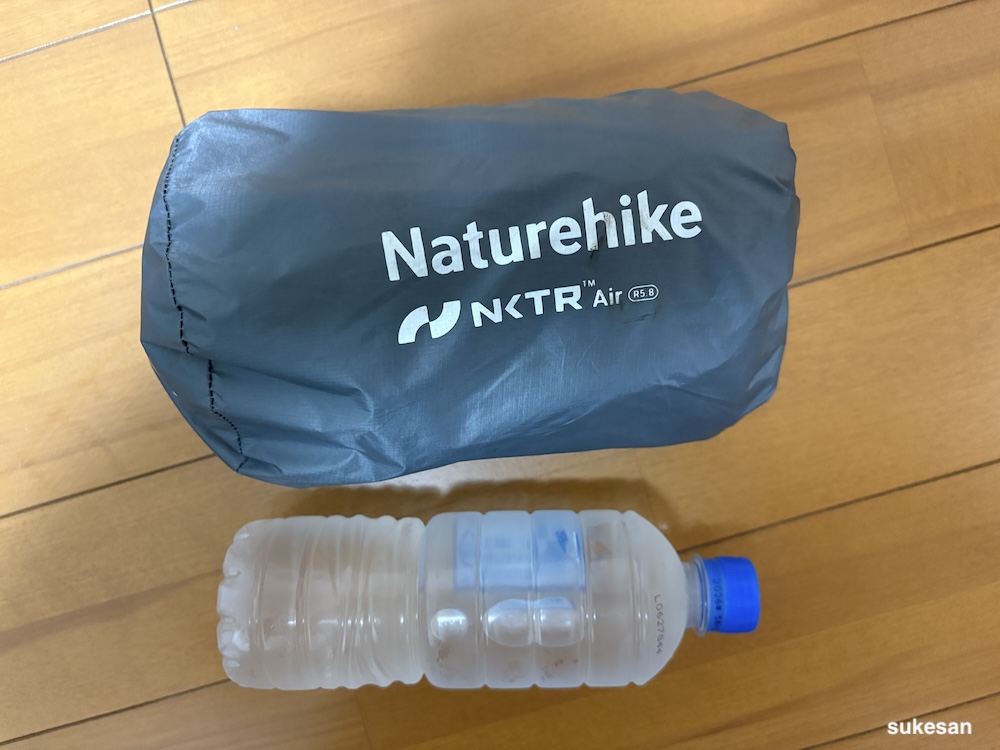 収納エアマットとペットボトルの比較