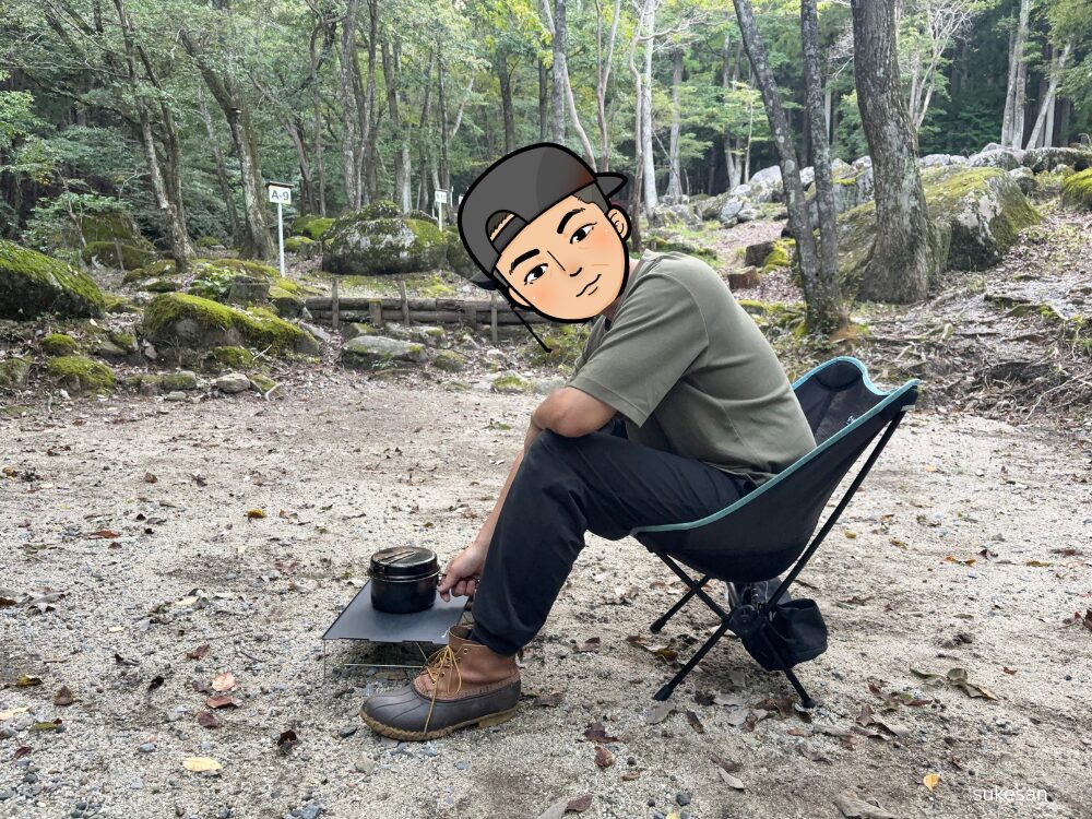 キャンプ用ギアで料理中