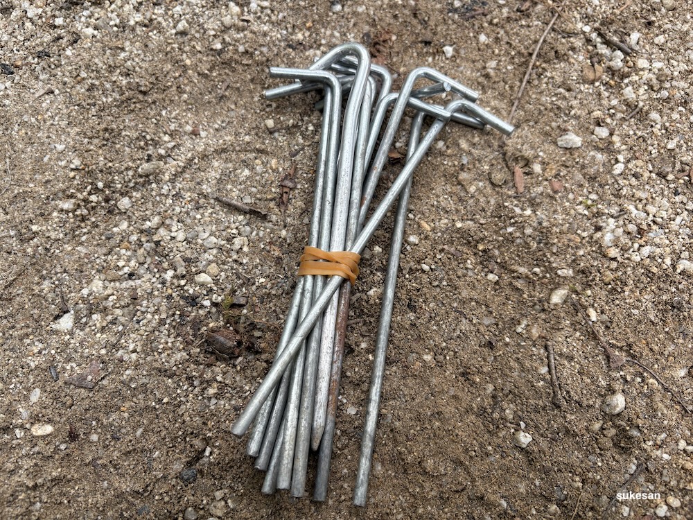 金属製のテントペグ