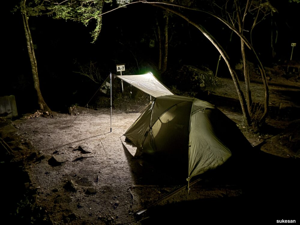 アウトドアの夜キャンプ風景