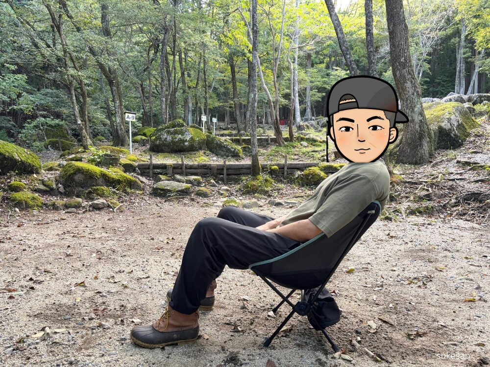 キャンプチェアでくつろぐ