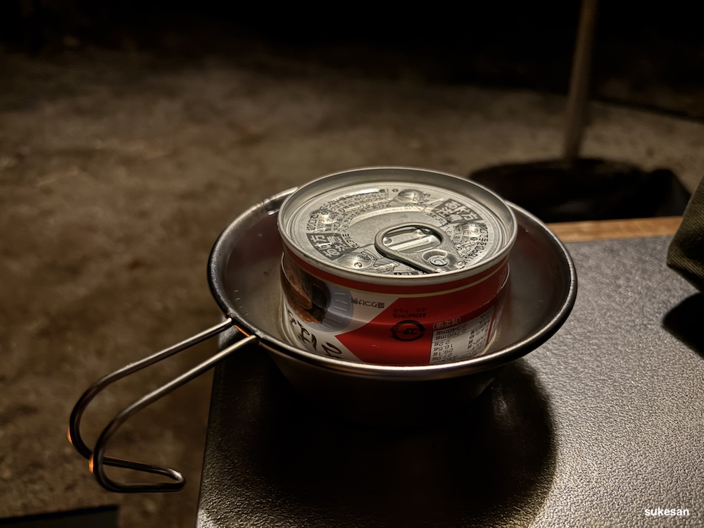 缶詰を湯煎している